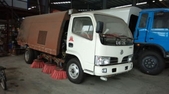 道路清扫将垃圾扫入车中 为何选择湖北程力扫路车厂家